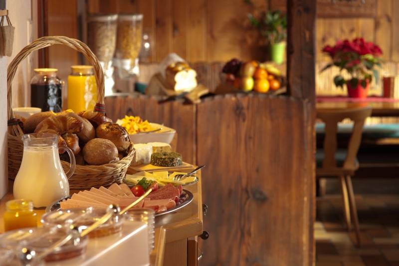 brasserie-VALLAURIS-min_breakfast_buffet_food_restaurant_meal_hotel_plate_fresh-718745